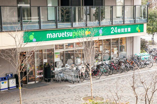 買い物に便利な「マルエツ プチ港南シティタワー店」約100m（徒歩1分）。		