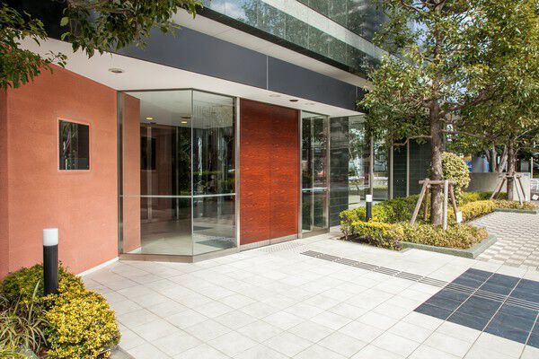 メインエントランスは木目調の扉が温もりのある表情を醸し出します。		