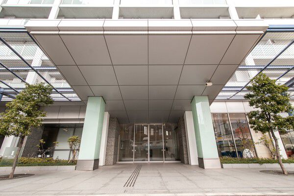 高級感漂うエントランス脇には車寄せスペースも用意。		 高級感漂うエントランス脇には車寄せスペースも用意。