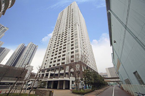 【TOKYO SEA SOUTH ブランファーレ】ホワイトを基調にグレーのラインを水平にあしらい、伸びやかに演出された外観。		