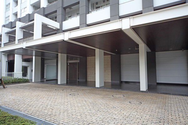 車寄せも併設した東側ポータルエントランスには大型キャノピーが堂々と張り出す。 車寄せも併設した東側ポータルエントランスには大型キャノピーが堂々と張り出す。