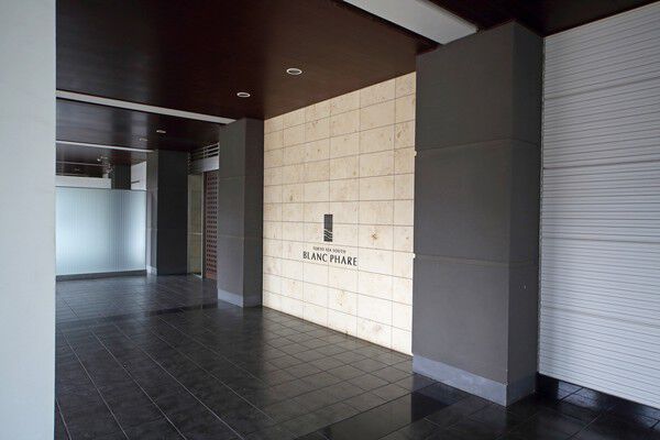 落ち着きのあるブラウンと明るいベージュのタイルがモダンなエントランス。		