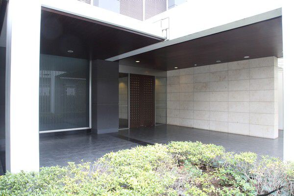 豊かな生け垣が出迎える、「天王洲アイル」駅方面に設置された西側エントランス。		