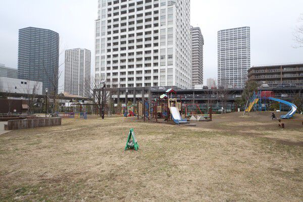 運河沿いに憩いの空間。「港南緑水公園」まで約400m（徒歩5分）。		