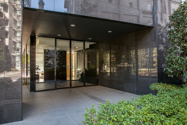 透明感のあるガラス張りのエントランスと大理石のコントラストに気品が漂います。