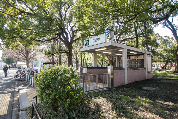 都営三田線「芝公園」駅までは約140m（徒歩2分）。