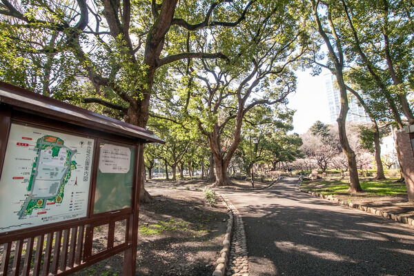 増上寺を中心とした緑地帯「芝公園」は、約380m（徒歩5分）。