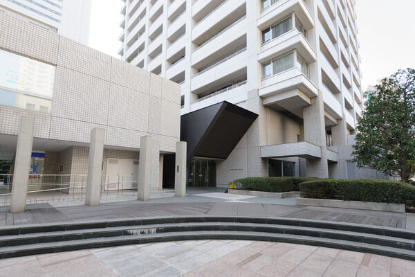 車椅子でも入りやすい、スロープのついたアプローチ。 車椅子でも入りやすい、スロープのついたアプローチ。