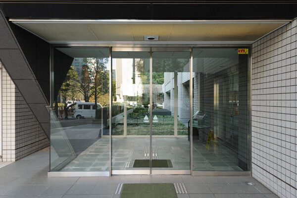 エントランスは入ってきた人を優雅にもてなし、心地よい空間へ誘います。 エントランスは入ってきた人を優雅にもてなし、心地よい空間へ誘います。