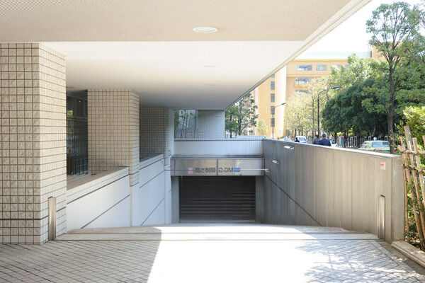 地下1階・2階には、122台収容可能な駐車場を設置。 地下1階・2階には、122台収容可能な駐車場を設置。