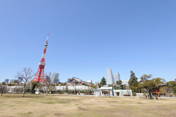 東京タワーが間近にそびえる「芝公園」は、約450m(徒歩6分)。 東京タワーが間近にそびえる「芝公園」は、約450m(徒歩6分)。
