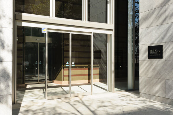 ガラスのゲートと木のゲートが様々な顔をみせます。