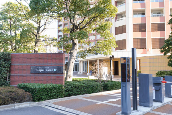 【芝浦アイランドケープタワー】街から滑らかに連なるケープタワーのエントランスデザイン。