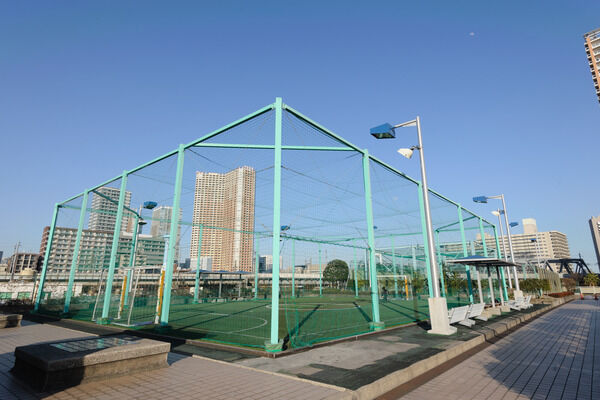 テニスコートのある「芝浦中央公園」は、約550m(徒歩7分)。 テニスコートのある「芝浦中央公園」は、約550m(徒歩7分)。