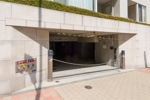 駐車場は敷地内に機械式、平置を合わせて17台分確保。