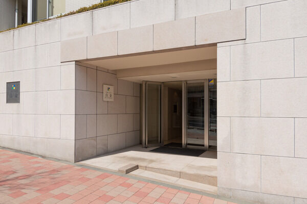 擁壁と対照的に、エントランスはオープンな感覚を重視。