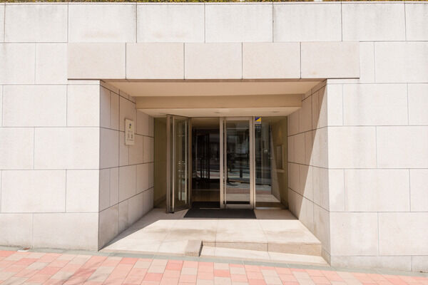 大理石とスタッコで仕上げたデザインが温もりある雰囲気を演出。