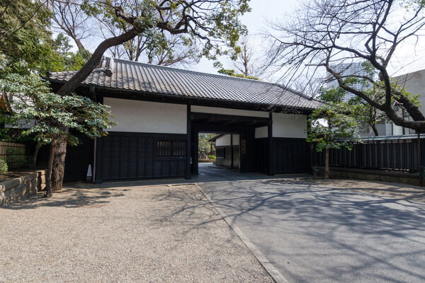 12,000坪の敷地を持つ日本庭園「八芳園」は、約110ｍ（徒歩2分)。