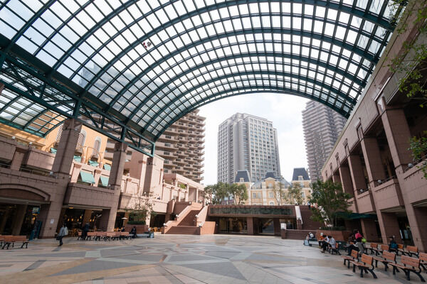 「恵比寿ガーデンプレイス」は、約1,270m（徒歩16分)。