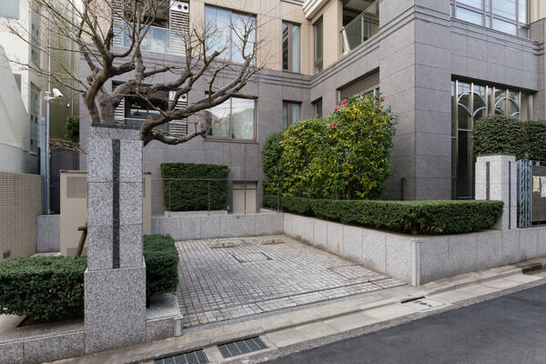 平面駐車場は1台、他に17台設置の駐輪場を設置。