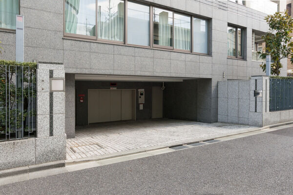 17台分収容できる機械式駐車場が設置されています。