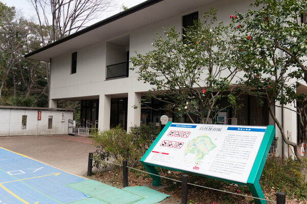 界隈の憩いの場「国立自然教育園」までは、約650ｍ（徒歩9分)。