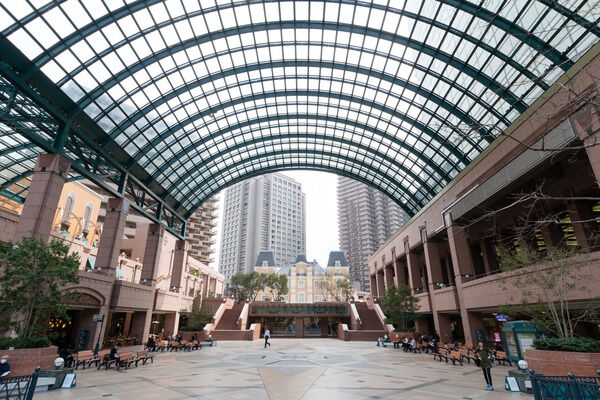 「恵比寿ガーデンプレイス」は、約900m（徒歩12分)。