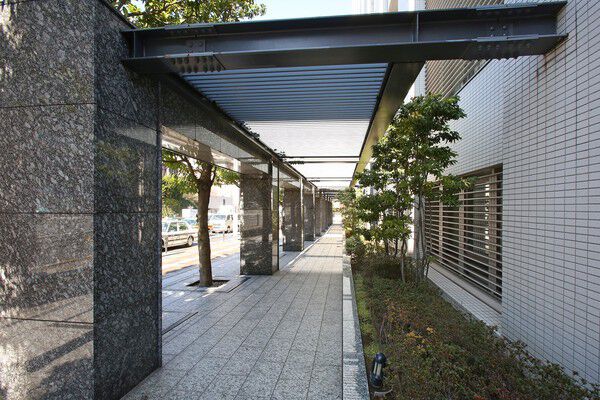 並木に渡る風が感じられる、都市景観と調和したオープンコリドー。		