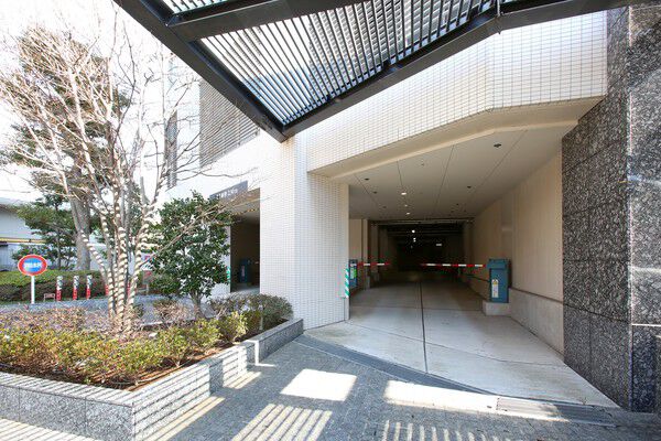 都内の移動に便利な国道１号線桜田通りに面した336台収容の駐車場。