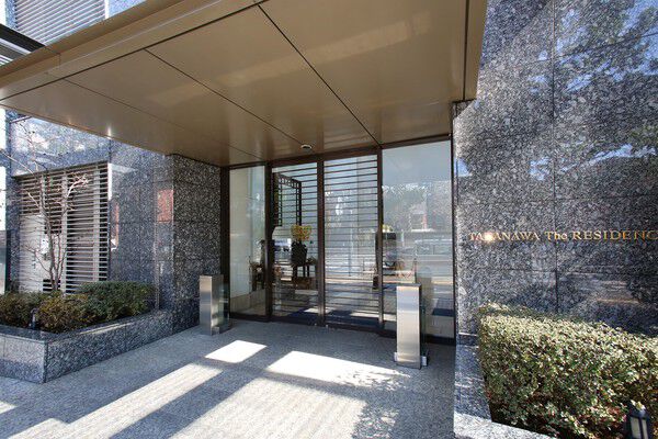 住まう人を出迎える、大きなキャノピーと開放感あるエントランス。		