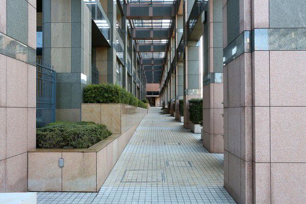 高い庇が開放的な印象をもたらす、グランドアーケード内。		