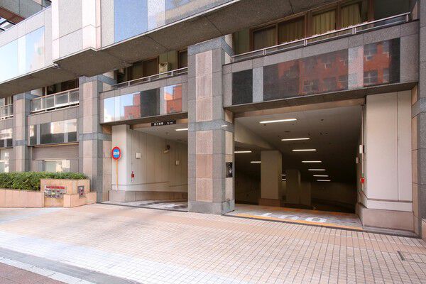 スロープを降りた地下にコーチエントランスを設置した駐車場。		