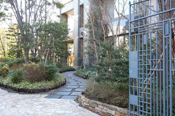 都心にいながら森の息吹をも感じられるエントランスまでのアプローチ。		