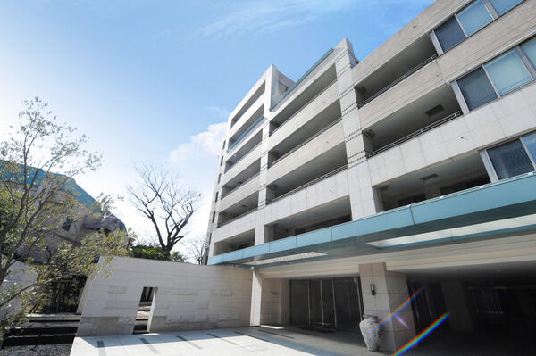 【パークコート高輪ヒルトップレジデンス】エントランス横には、99台収容の機械式駐車場入り口を設置。