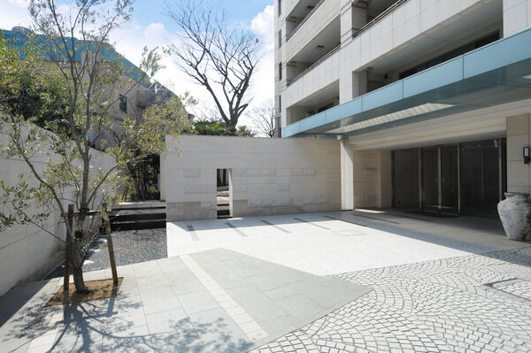 【パークコート高輪ヒルトップレジデンス】モダンな雰囲気のエントランス。広い車寄せが邸宅としての風格を醸し出します。