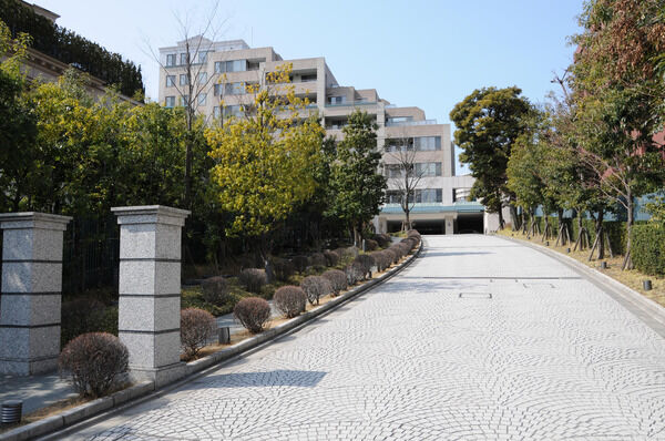 都心の喧噪を離れた長いアプローチの向こうに、威厳ある佇まいがあります。 都心の喧噪を離れた長いアプローチの向こうに、威厳ある佇まいがあります。