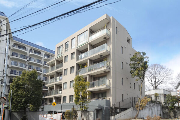 【パークコート高輪フォレストレジデンス】南外観。落ち着いた雰囲気の外観で周囲に溶け込んでいます。