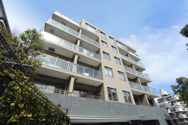 【パークコート高輪フォレストレジデンス】南向き住戸。光をたっぷり取り入れるバルコニー。