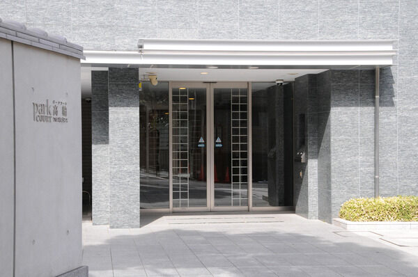 1階はグレー色のタイルで洗練された雰囲気。