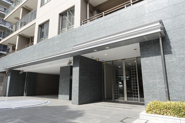 右がエントランス、左が駐車場入口。エントランスは1ヶ所で防犯面に配慮。