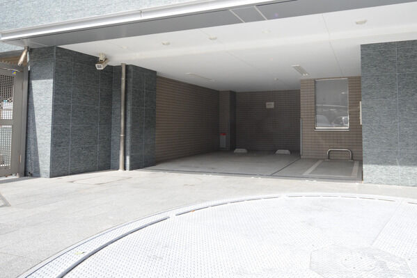 1台収容の平面駐車場、他に9台収容の3段昇降ピット式駐車場を設置。