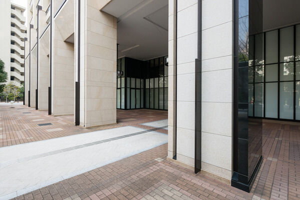 グランドエントランスへのアプローチは、美しいパターンを敷き詰めている。