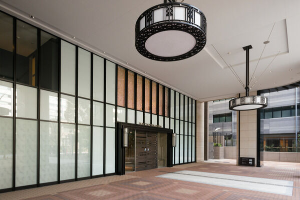 表情豊かな照明のクラフトが、近代的なデザインに柔らかな印象を添える。