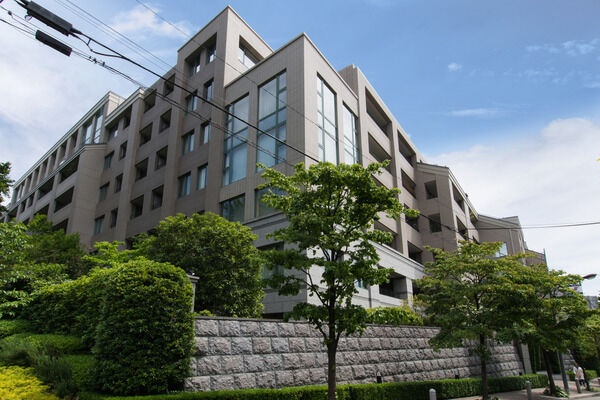 【麻布霞町パークマンション】館の周りを囲む様々な水の流れと美しい緑のきらめき。 【麻布霞町パークマンション】館の周りを囲む様々な水の流れと美しい緑のきらめき。