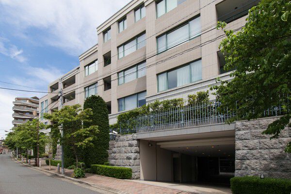 地下に全戸分以上の駐車場を確保。駐車場内には洗車コーナーも設置されています。		