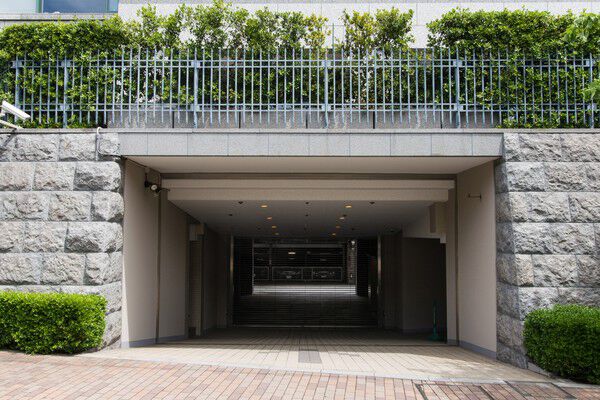 平面駐車37台分、ハイルーフ車対応は28台分、ゲスト用に6台分を確保しています。		