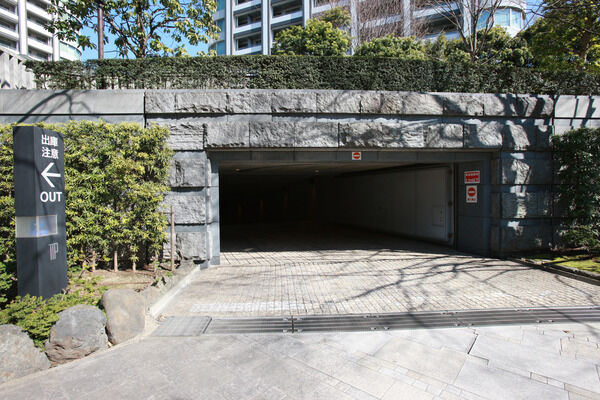 地下には、100台収容の駐車場、車寄せを設置。