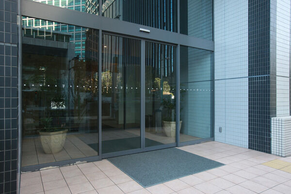 シャープでスタイリッシュな東エントランス。		