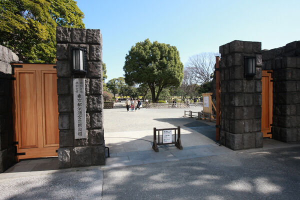 「浜離宮恩賜公園」までは、約740m（徒歩10分）。