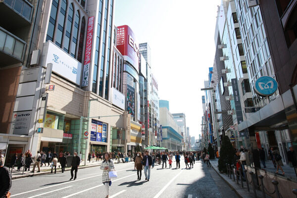 「銀座松坂屋」は、約1,230m（徒歩16分）。